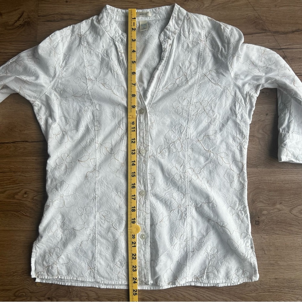 Old Navy Perfect Fit White Embroidered Button Down Blouse Top M 3/4 Sleeve - Picture 4 of 12